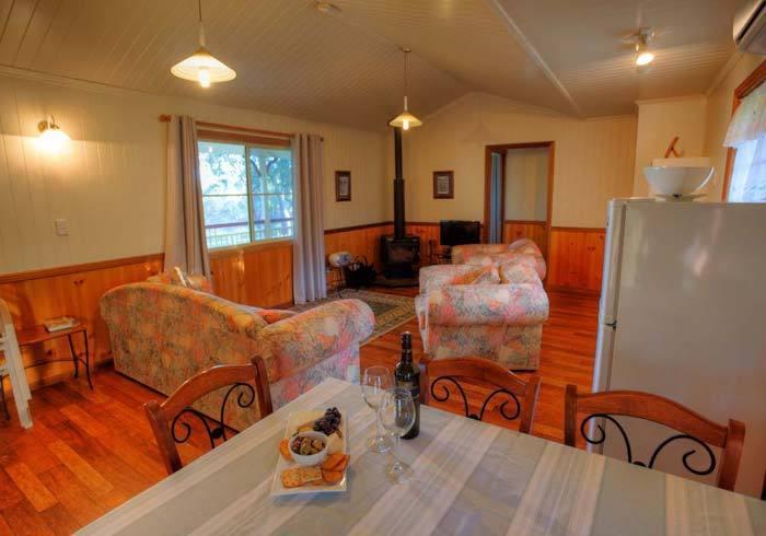 Accommodation Creek Cottages & Sundown View Suites Ballandean Стая снимка